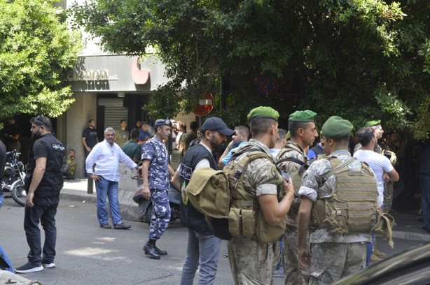 Foto - Hesabındaki parayı çekemedi, çalışanları rehin aldı! O ülkede sıcak dakikalar