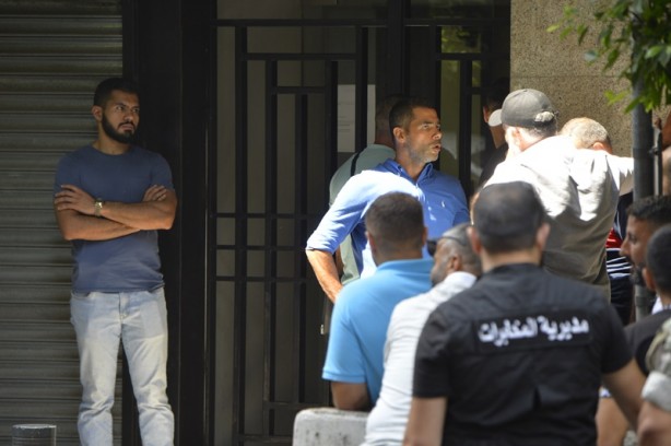 Foto - Hesabındaki parayı çekemedi, çalışanları rehin aldı! O ülkede sıcak dakikalar