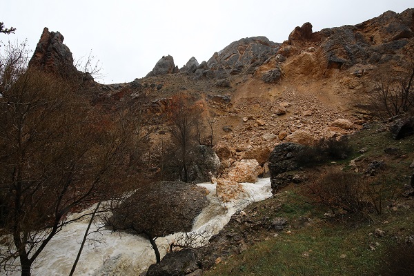 Foto - Heyelan bir mahallenin yollarını kapattı