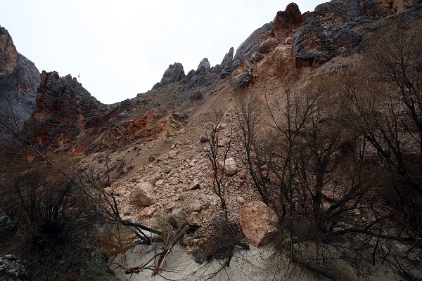 Foto - Heyelan bir mahallenin yollarını kapattı