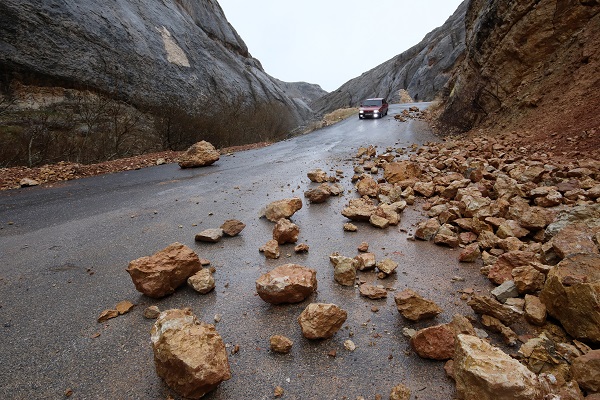Heyelan bir mahallenin yollarını kapattı