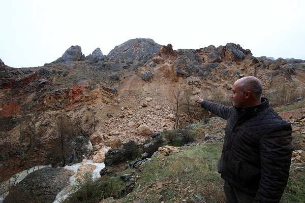 Foto - Heyelan bir mahallenin yollarını kapattı