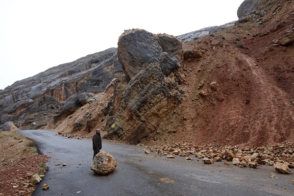 Foto - Heyelan bir mahallenin yollarını kapattı