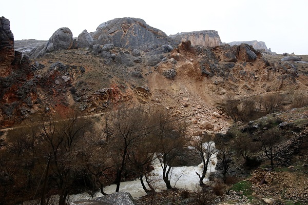 Foto - Heyelan bir mahallenin yollarını kapattı