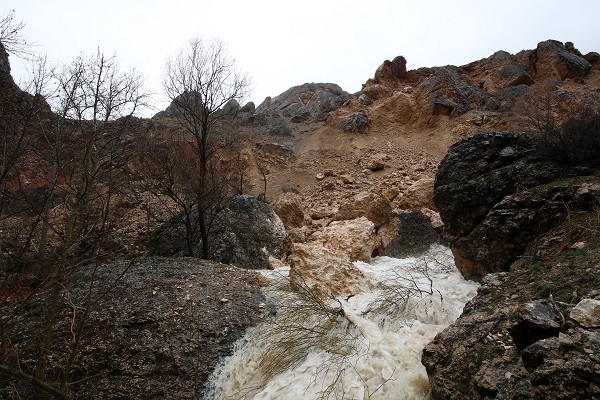 Foto - Heyelan bir mahallenin yollarını kapattı