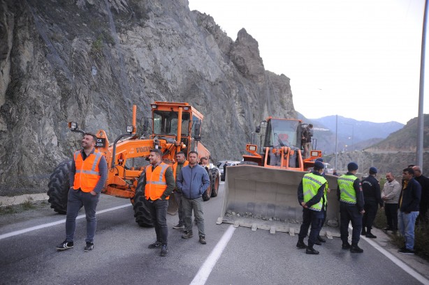 Foto - Heyelan iki ilimiz arasında ulaşımı kapattı