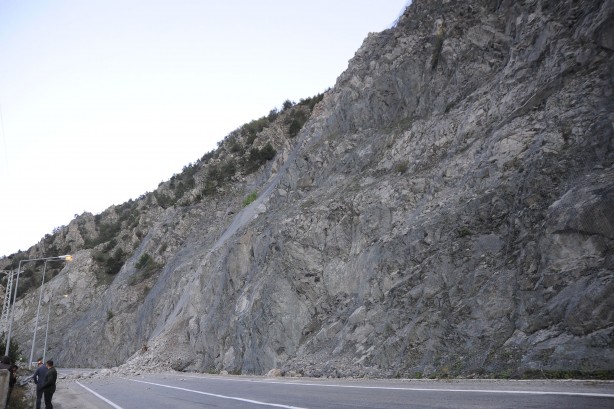 Foto - Heyelan iki ilimiz arasında ulaşımı kapattı