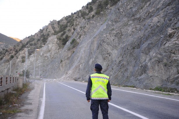 Heyelan iki ilimiz arasında ulaşımı kapattı