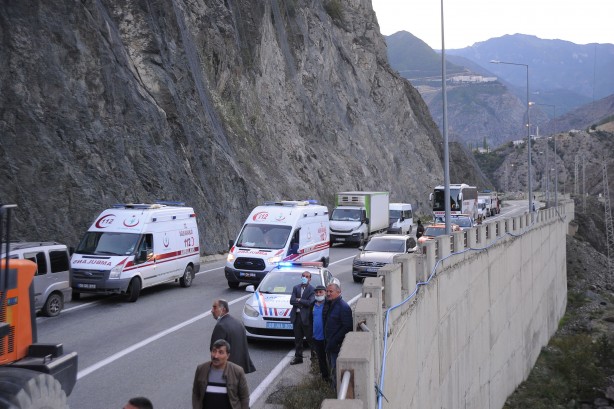 Foto - Heyelan iki ilimiz arasında ulaşımı kapattı