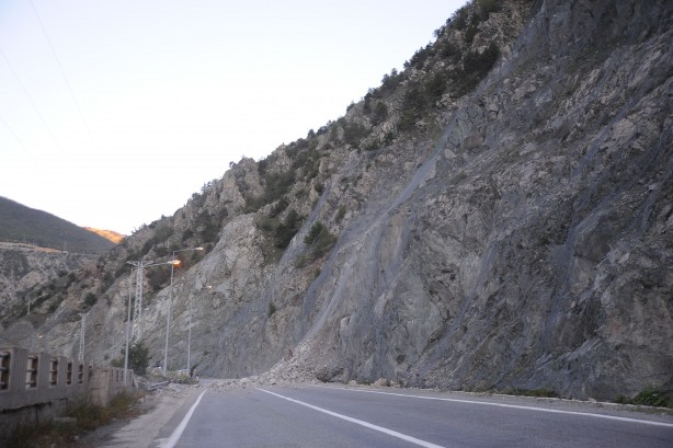 Foto - Heyelan iki ilimiz arasında ulaşımı kapattı
