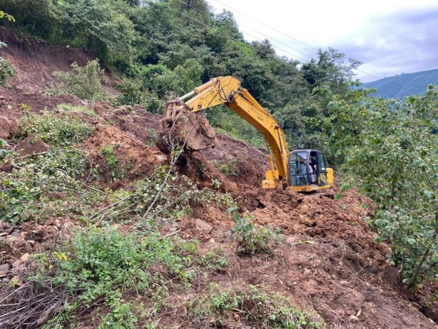 Foto - Heyelan nedeniyle kapanan yol ulaşıma açıldı
