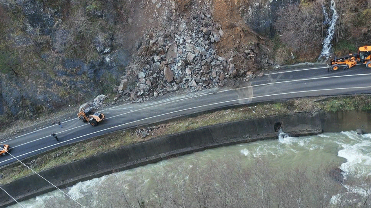 Foto - Heyelan nedeniyle kapanmıştı! Ulaşıma yeniden açıldı