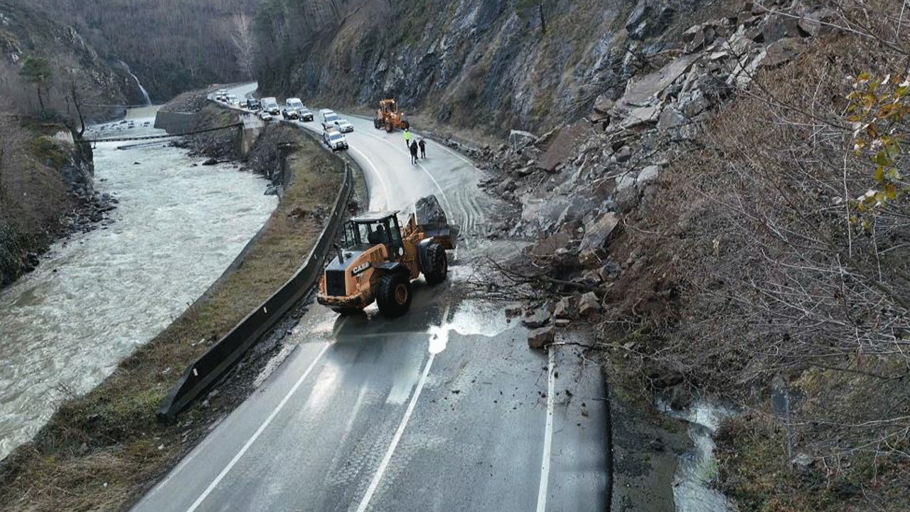 Heyelan nedeniyle kapanmıştı! Ulaşıma yeniden açıldı