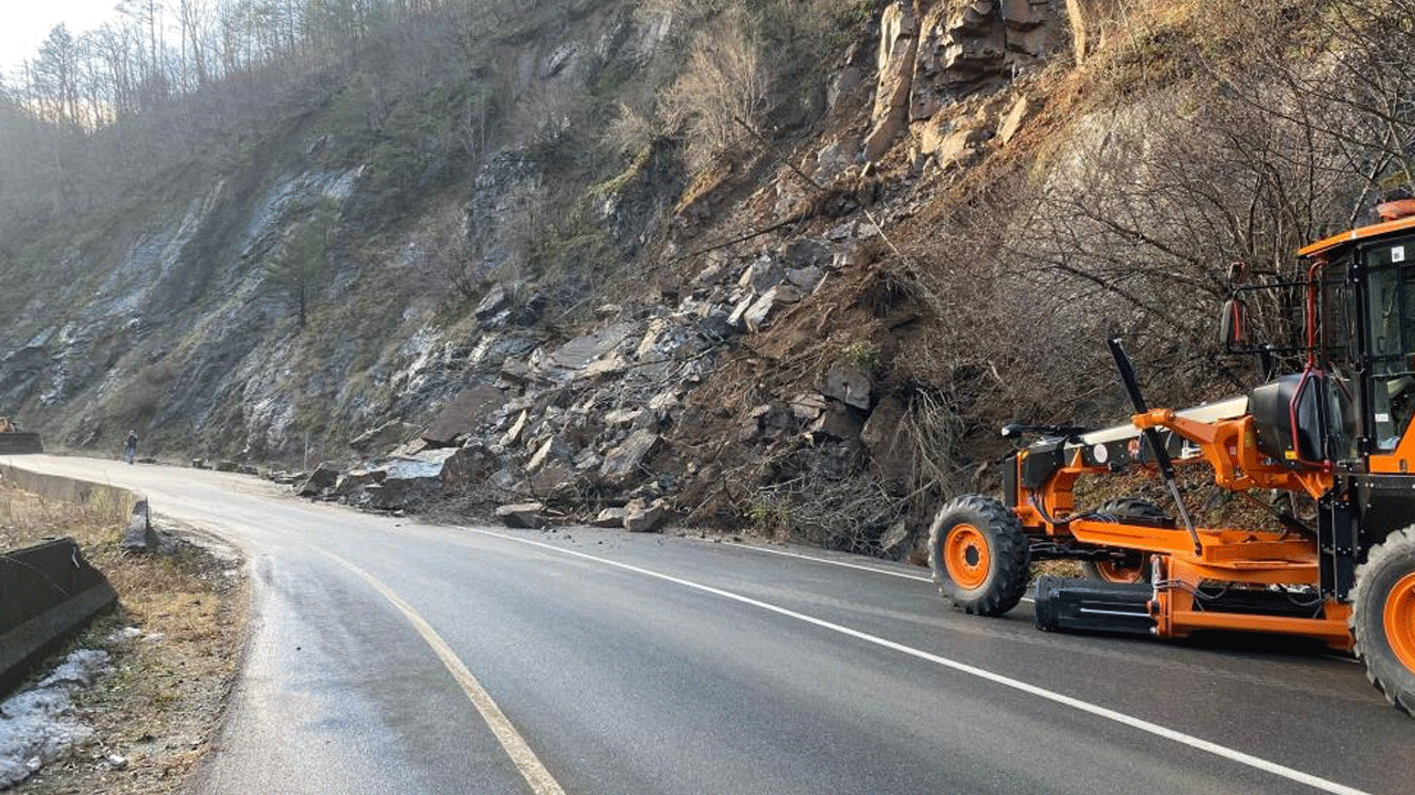 Foto - Heyelan nedeniyle kapanmıştı! Ulaşıma yeniden açıldı