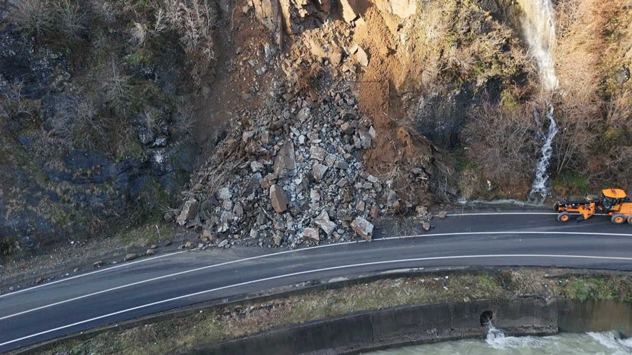 Foto - Heyelan nedeniyle kapanmıştı! Ulaşıma yeniden açıldı