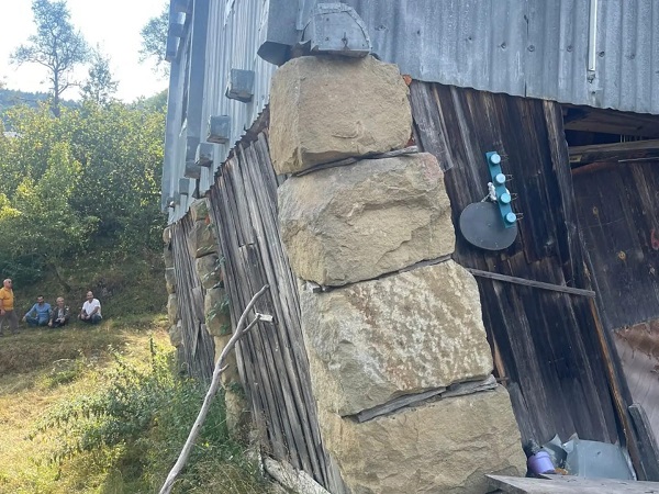 Foto - Heyelan tehlikesi altındaydı! Evini yıkmaya kıyamayınca bakın çözümü nasıl buldu