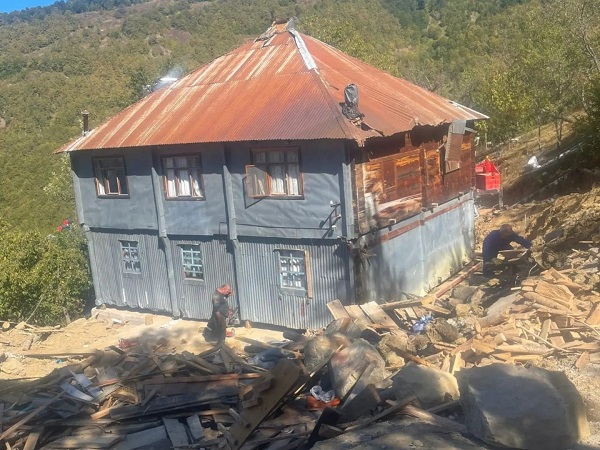 Foto - Heyelan tehlikesi altındaydı! Evini yıkmaya kıyamayınca bakın çözümü nasıl buldu