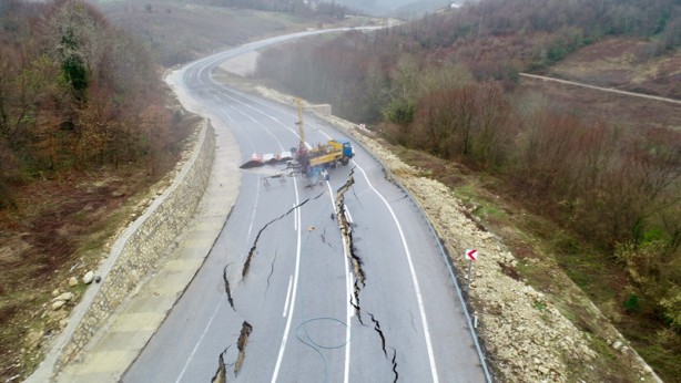Foto - Heyelan yaşanan Karadeniz Sahil Yolu'nda çalışma