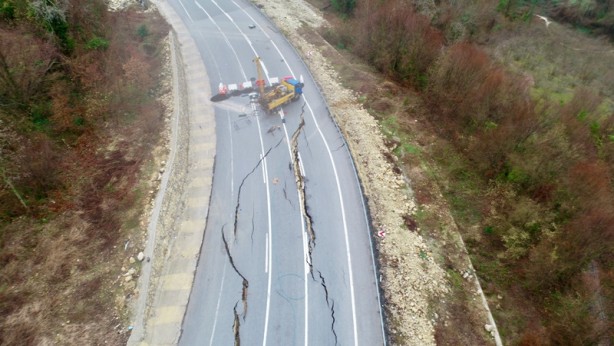 Foto - Heyelan yaşanan Karadeniz Sahil Yolu'nda çalışma