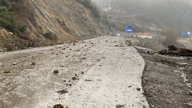 Foto - Heyelanın meydana geldiği karayolu hala ulaşıma açılamadı