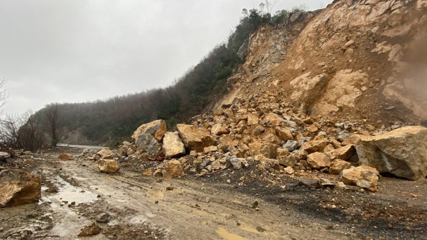 Foto - Heyelanın meydana geldiği karayolu hala ulaşıma açılamadı