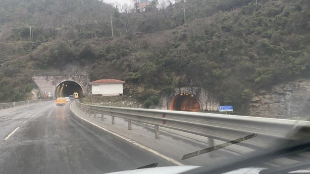 Heyelanın meydana geldiği karayolu hala ulaşıma açılamadı