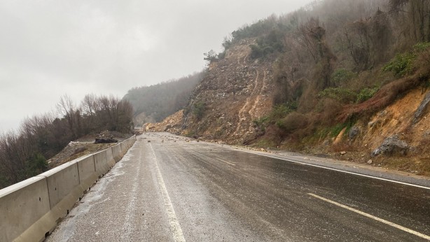 Foto - Heyelanın meydana geldiği karayolu hala ulaşıma açılamadı