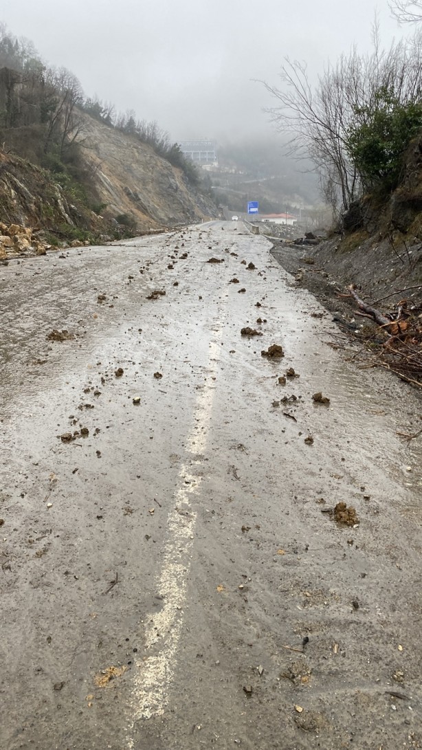 Foto - Heyelanın meydana geldiği karayolu hala ulaşıma açılamadı