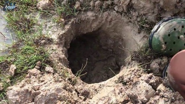 Foto - Hiçbir alet kullanmadan balık tuzağı yaptı