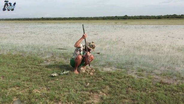 Hiçbir alet kullanmadan balık tuzağı yaptı