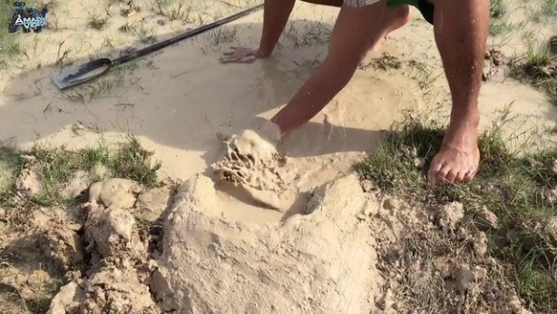 Foto - Hiçbir alet kullanmadan balık tuzağı yaptı