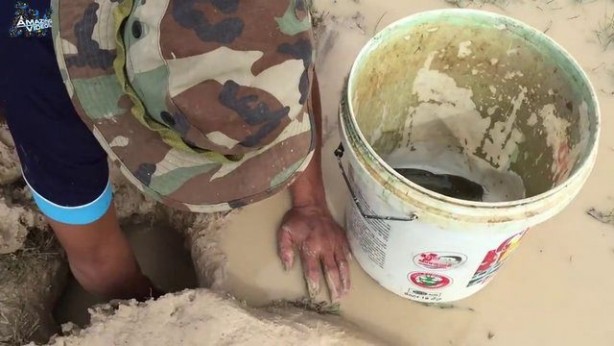 Foto - Hiçbir alet kullanmadan balık tuzağı yaptı