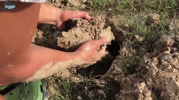 Foto - Hiçbir alet kullanmadan balık tuzağı yaptı