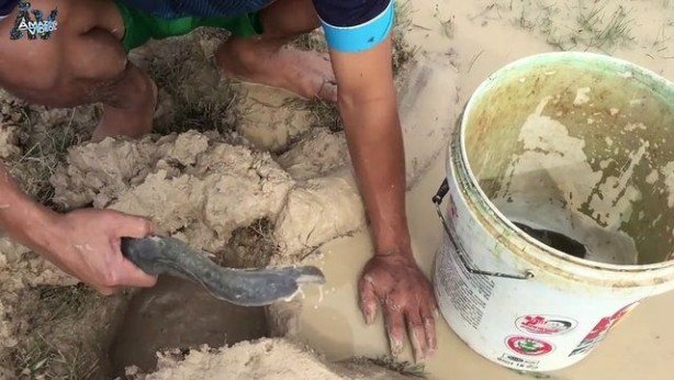 Foto - Hiçbir alet kullanmadan balık tuzağı yaptı