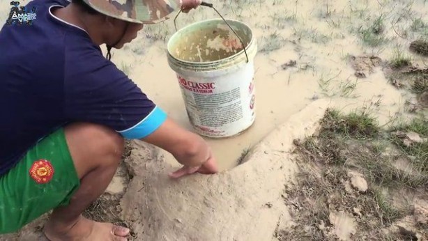 Foto - Hiçbir alet kullanmadan balık tuzağı yaptı