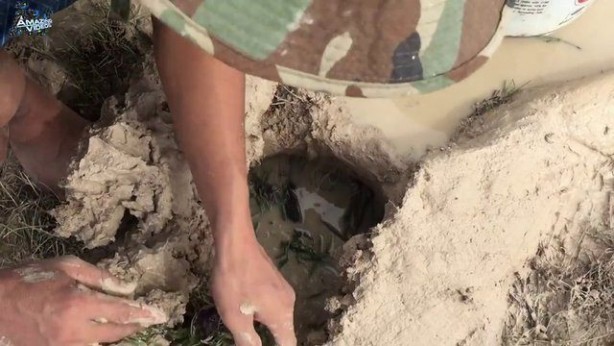 Foto - Hiçbir alet kullanmadan balık tuzağı yaptı