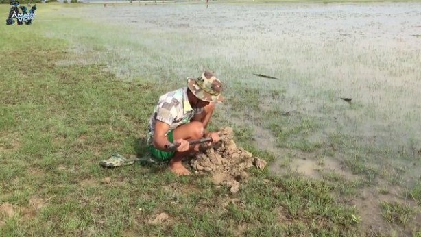 Foto - Hiçbir alet kullanmadan balık tuzağı yaptı