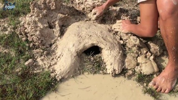 Foto - Hiçbir alet kullanmadan balık tuzağı yaptı