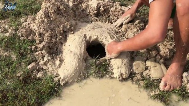 Foto - Hiçbir alet kullanmadan balık tuzağı yaptı