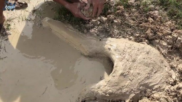 Foto - Hiçbir alet kullanmadan balık tuzağı yaptı