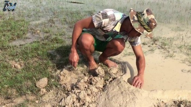 Foto - Hiçbir alet kullanmadan balık tuzağı yaptı