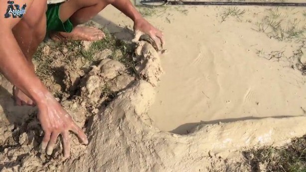 Foto - Hiçbir alet kullanmadan balık tuzağı yaptı