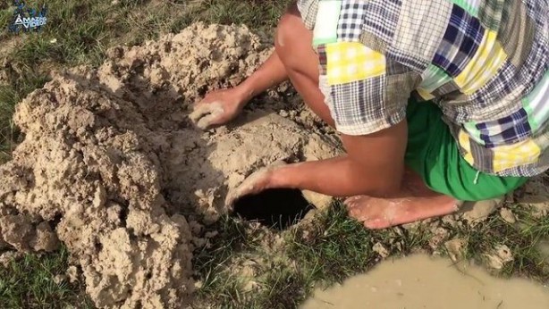 Foto - Hiçbir alet kullanmadan balık tuzağı yaptı