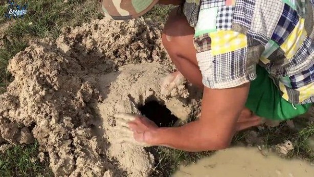 Foto - Hiçbir alet kullanmadan balık tuzağı yaptı