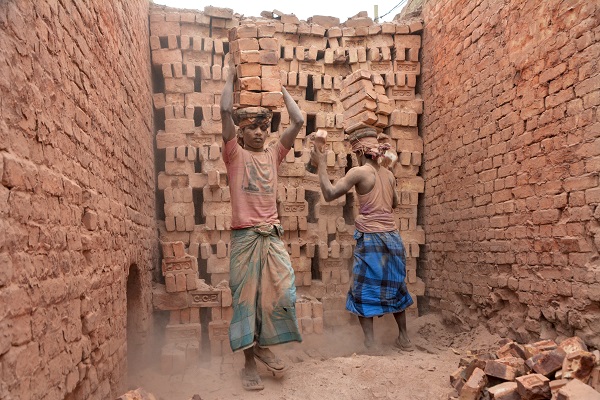 Foto - Hiçbir güvenlik önlemi yok! Çocuklar böyle çalıştırılıyor