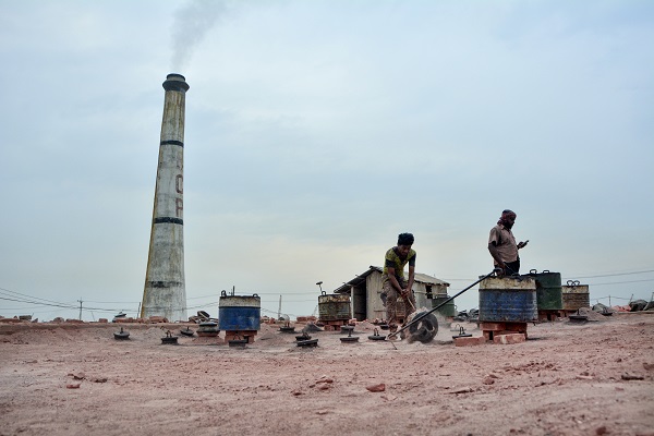 Foto - Hiçbir güvenlik önlemi yok! Çocuklar böyle çalıştırılıyor