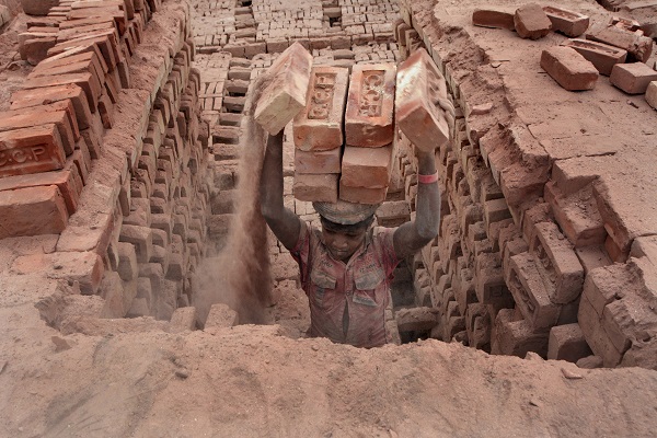 Foto - Hiçbir güvenlik önlemi yok! Çocuklar böyle çalıştırılıyor