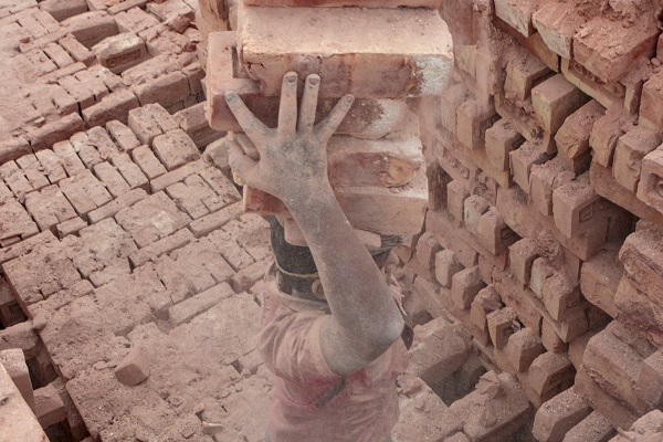 Foto - Hiçbir güvenlik önlemi yok! Çocuklar böyle çalıştırılıyor