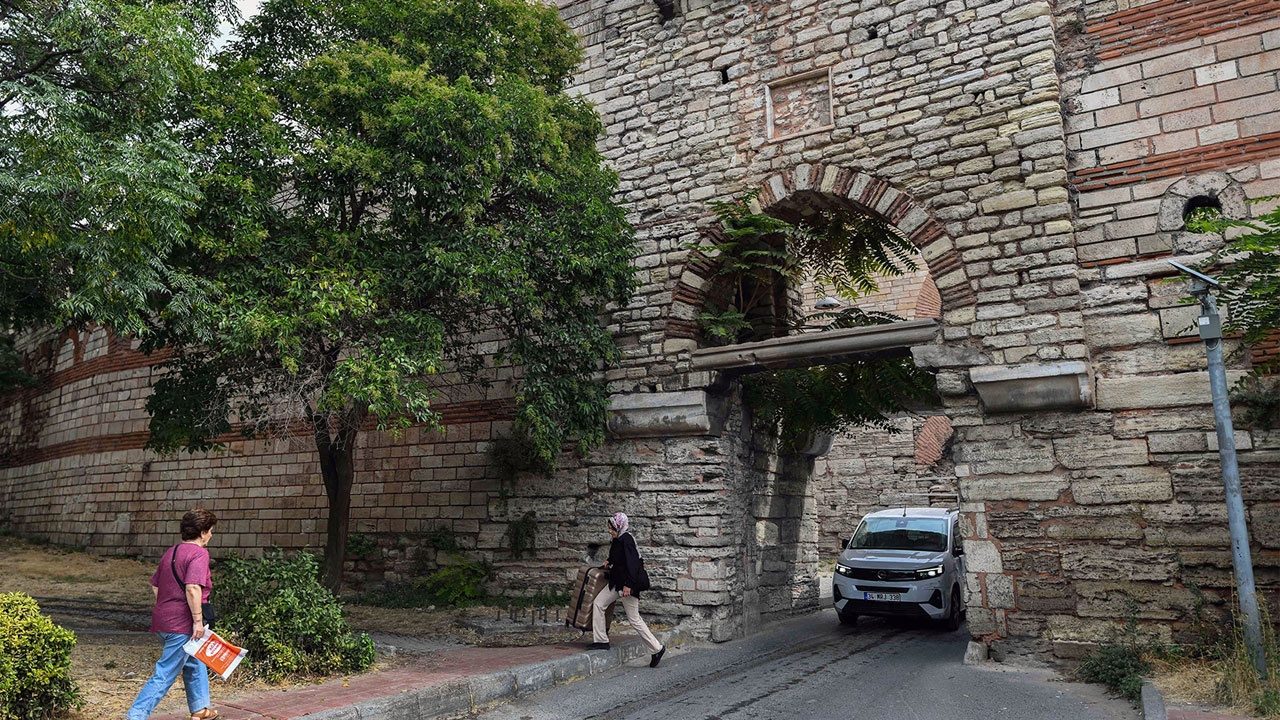 Foto - Hikayesi Bizans’tan Osmanlı’ya uzanıyor! İstanbul’un surlarında asılı duran bu gürzün sırrı ne? 
