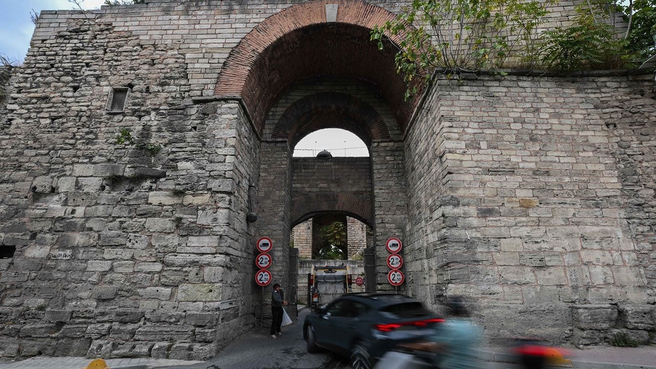 Foto - Hikayesi Bizans’tan Osmanlı’ya uzanıyor! İstanbul’un surlarında asılı duran bu gürzün sırrı ne? 